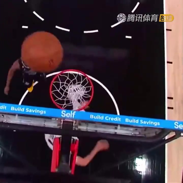 罕見一幕！努爾基奇拋投 球神奇停在籃板上沿 看呆凱爾登?。ㄅ瑺柣婕\）